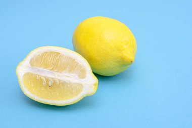 Bir bütün Konfit sarı limon ve bir parça boyunca kesme