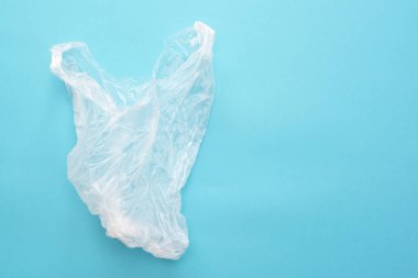 Mavi bir arka plan ile buruşuk şeffaf plastik paket