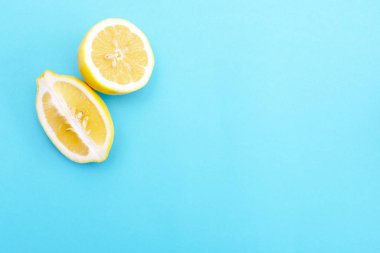 Yarısı sarı limon parçalara