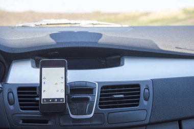 Yaz aylarında bir ülke yolda telefon navigator ile araba