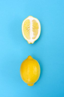 Sarı limon ve bir bütün sarı limon bir parça kesme