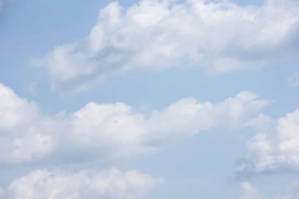 Beautiful white fluffy clouds on a blue sky — Stock Photo, Image