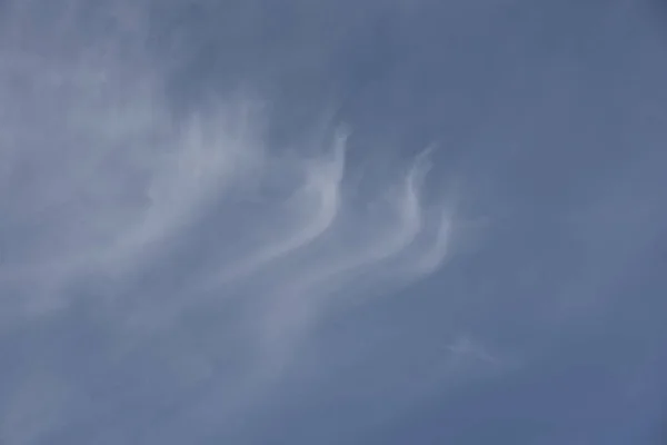 Прекрасные белые пушистые облака на голубом небе — стоковое фото