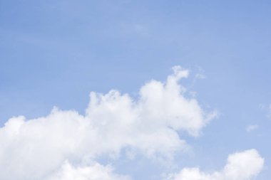 Mavi gökyüzünde güzel beyaz kabarık bulutlar