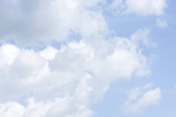 Beautiful white fluffy clouds on a blue sky — Stock Photo, Image