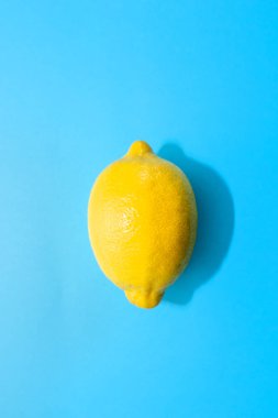 Mavi bir arka plan üzerinde bir bütün Konfit sarı limon