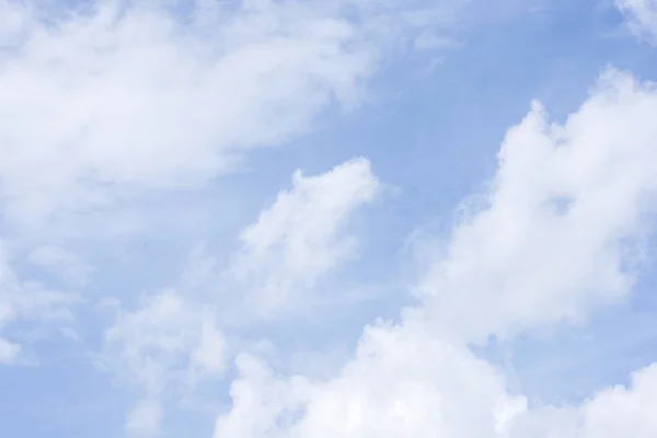 Beautiful white fluffy clouds on a blue sky — Stock Photo, Image