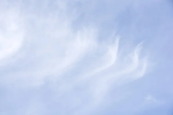Beautiful white fluffy clouds on a blue sky — Stock Photo, Image