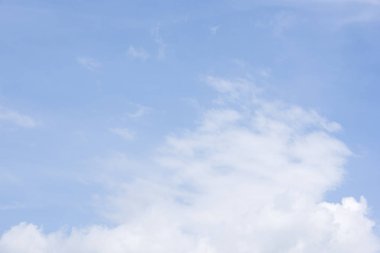 Mavi gökyüzünde güzel beyaz kabarık bulutlar