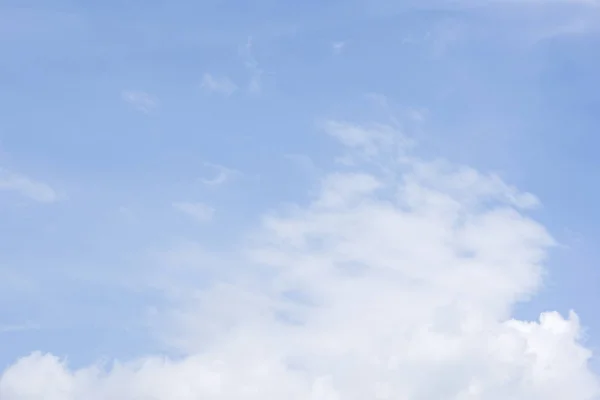 Beautiful white fluffy clouds on a blue sky — Stock Photo, Image