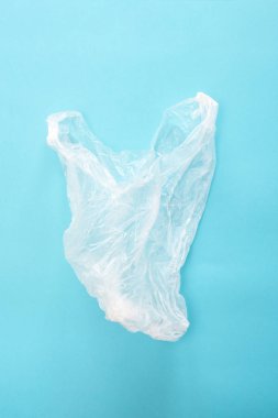 Mavi bir arka plan ile buruşuk şeffaf plastik paket