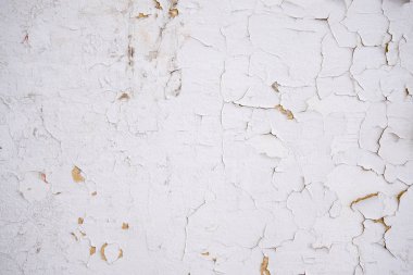 Eski beyaz sıva çatlakları görülebilir