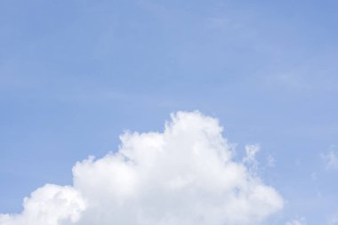 Mavi gökyüzünde güzel beyaz kabarık bulutlar