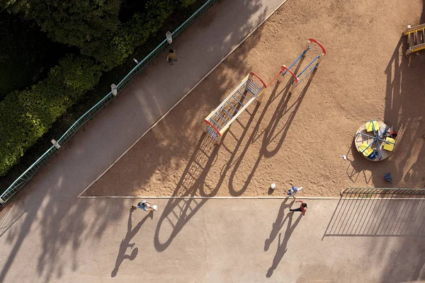 Kinder spielen bei sonnigem, klarem Tag im Hof Fußball — Stockfoto