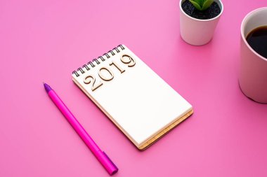 Not defteri, kalem, çiçek ile kahve fincanı bileşimi 2019