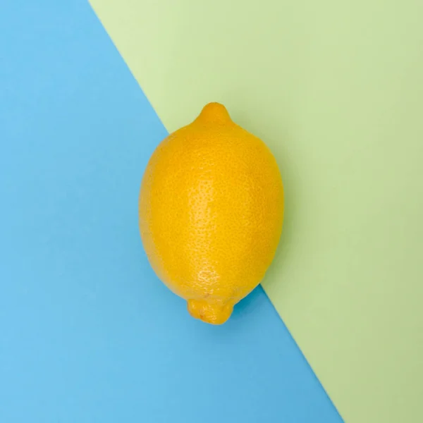 Yeşil-mavi zemin üzerine bir sarı limon