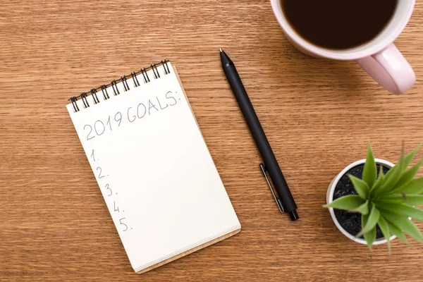 Top view 2019 lista de objetivos com notebook, xícara de café em madeira — Fotografia de Stock