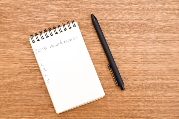 Caderno para gravação para 2019 em mesa de madeira — Fotografia de Stock