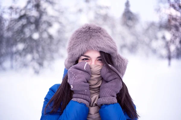 Schöne Mädchen im Winter draußen — Stockfoto