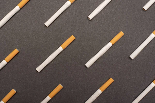 オレンジ フィルター順序内の行に並ぶ白いタバコ — ストック写真