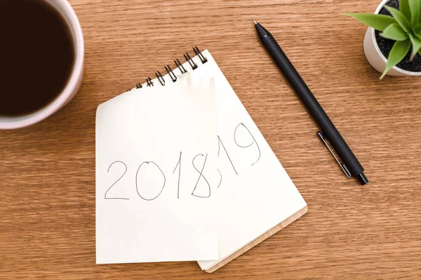 Café et carnet où vous avez biffé l'inscription 2018 et écrit 2019 — Photo