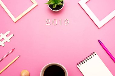 Uygulama kayıt, tebrik için office tarzında yeni yıl 2019 düzeninin üstten görünüm