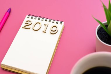 Not defteri, kalem, çiçek ile kahve fincanı bileşimi 2019