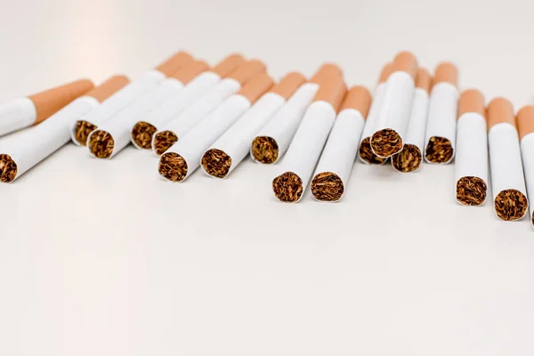 Papierosów na białym tle, paczkę papierosów, zbliżenie papierosa — Zdjęcie stockowe