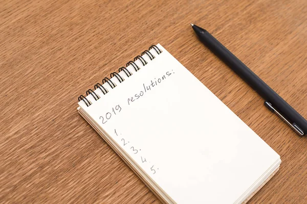 Caderno para gravação para 2019 em mesa de madeira — Fotografia de Stock