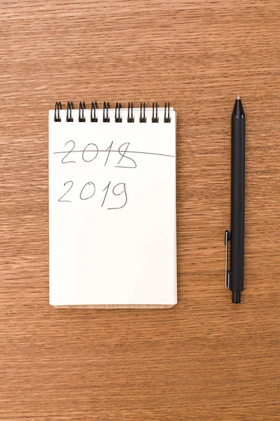 Notebook, gdzie przekreślone napis pisemnej i 2018 2019 — Zdjęcie stockowe