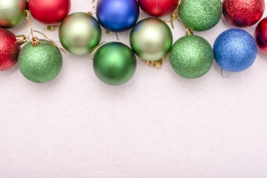 Yeşil, mavi ve kırmızı renk bir beyaz fotoğraf üstünde güzel Noel oyuncaklar