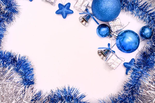 Επίπεδη θέσει που αποτελείται από μπλε Χριστούγεννα παιχνίδια και στολίδια — Φωτογραφία Αρχείου