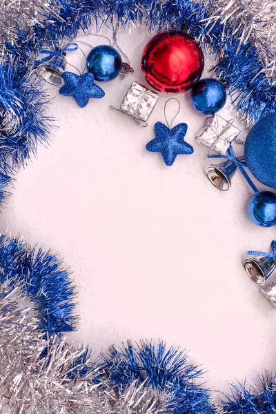Επίπεδη θέσει που αποτελείται από μπλε και κόκκινα Χριστούγεννα παιχνίδια και στολίδια — Φωτογραφία Αρχείου