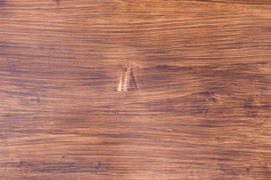 Arka plan ağaç çizgiler görünür olan kahverengi ahşap kurulu