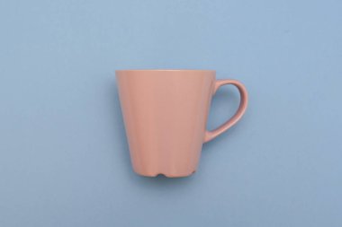 Pembe güzel kupa ile mavi arka plan üzerindeki kolu