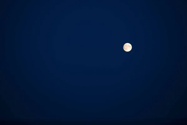 A full little moon on a blue sky — Stock Photo, Image
