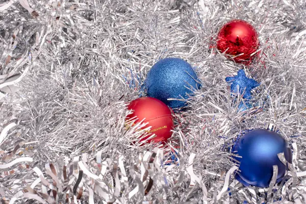 Όμορφη Χριστουγεννιάτικα μπλε και κόκκινα χρώματα σχετικά με πούλιες — Φωτογραφία Αρχείου