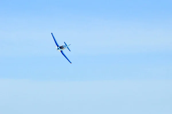 Un petit avion avec une hélice sur le ciel bleu — Photo