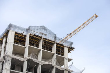 Betonarme bina ve vinç