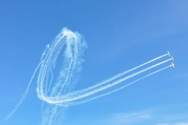 Círculo blanco dibujado en el cielo rastros de tres planos — Foto de Stock