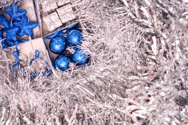 Mavi yıldız, oluşan Noel oyuncaklar mavi Noel topları, gümüş çan ve gümüş arasında kutusunda hediye kutuları