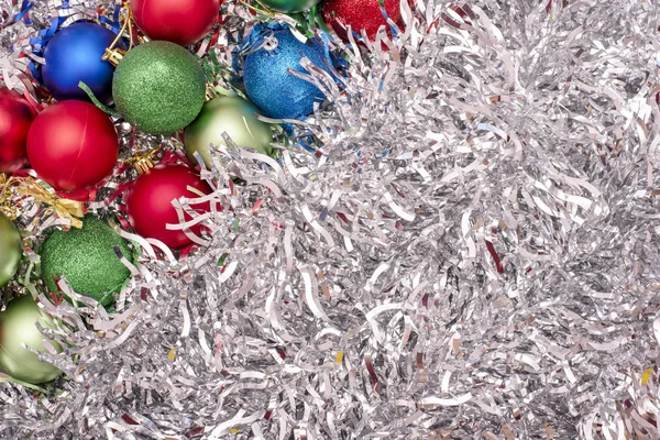 Χριστούγεννα παιχνίδια, πράσινο, μπλε και κόκκινα χρώματα στο φόντο των ασημένιες πούλιες — Φωτογραφία Αρχείου