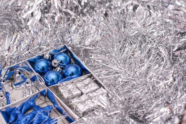 Χριστούγεννα παιχνίδια, που αποτελείται από μπλε αστέρια, τα μπλε Χριστούγεννα μπάλες, ασημένια κουδουνάκια και κουτιά δώρων διαλόγου μεταξύ της silver — Φωτογραφία Αρχείου