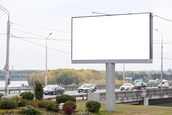 Büyük Billboard sonraki köprüye arabalar hareket nerede boş