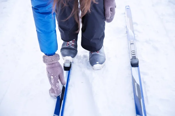 Gewas persoon draagt Ski 's — Stockfoto
