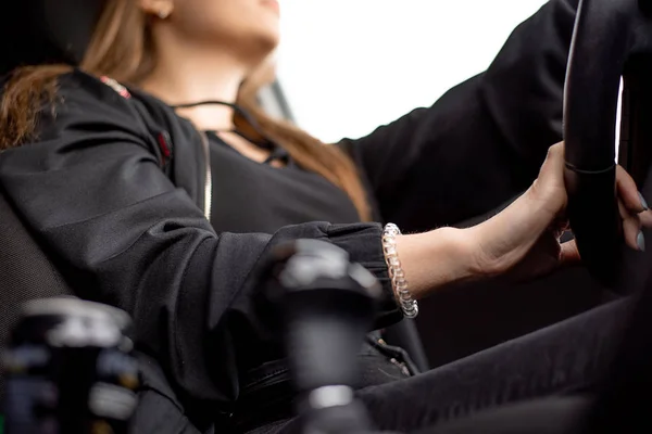 Неизвестная женщина в черной одежде за рулем автомобиля — стоковое фото