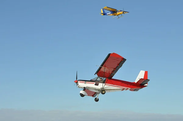 Pequeño avión con hélice en el cielo azul —  Fotos de Stock