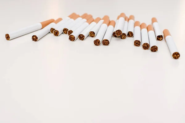 白地にオレンジ色のフィルターにタバコのパック — ストック写真