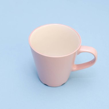 Pembe güzel kupa ile mavi arka plan üzerindeki kolu