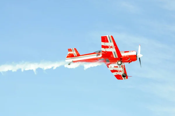 Petit avion avec hélice sur ciel bleu — Photo